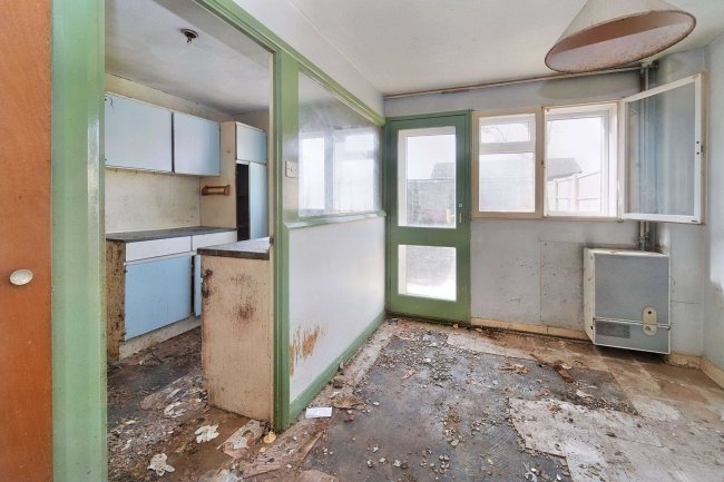 46 West Close, Ashford, Middlesex, TW15 3LN 9