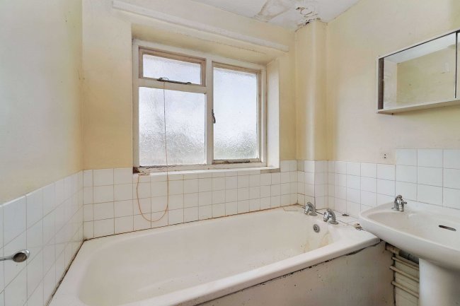 46 West Close, Ashford, Middlesex, TW15 3LN 9