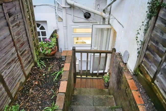 The rear flat, 4 St Marks Hill, Surbiton KT6 4PW 5