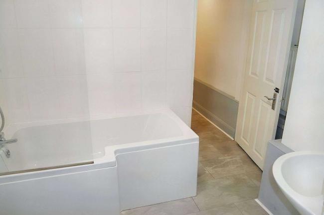 The rear flat, 4 St Marks Hill, Surbiton KT6 4PW 5