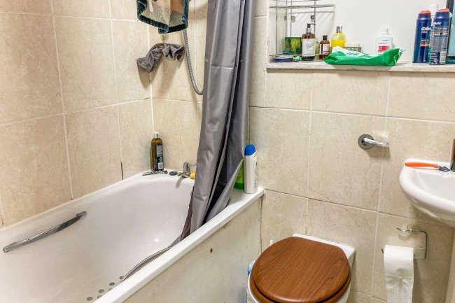 2 St Leonards Park, East Grinstead, West Sussex, RH19 1EE 1