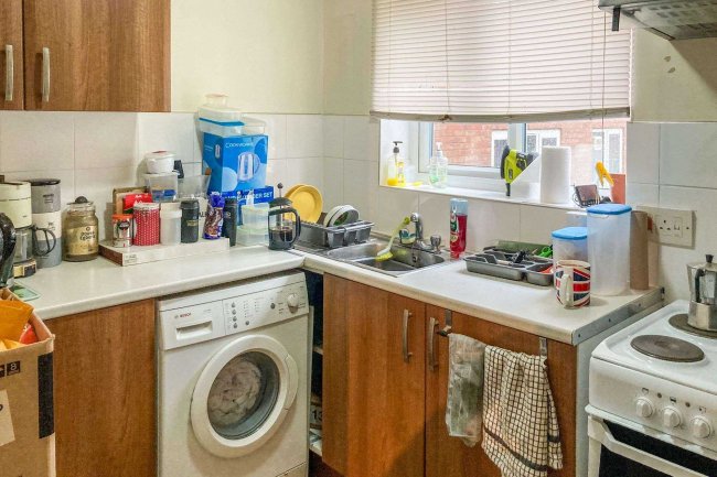 2 St Leonards Park, East Grinstead, West Sussex, RH19 1EE 1