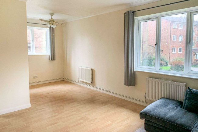 26 St Leonards Park, East Grinstead, W Sussex, RH19 1EE 2