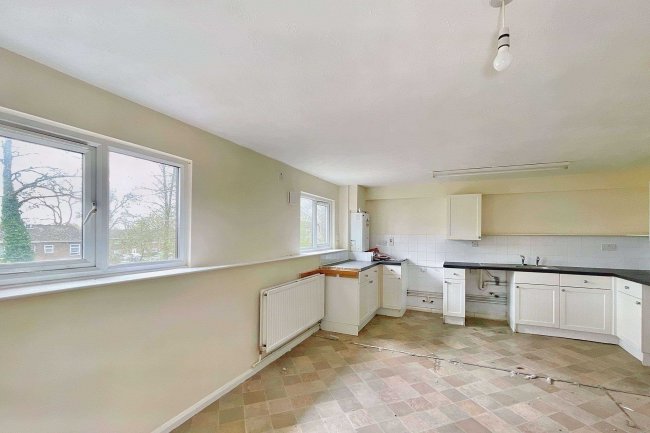 Flat 34 Atholl Court & Garage, Kingsway Gardens, Andover, SP10 4BB 3