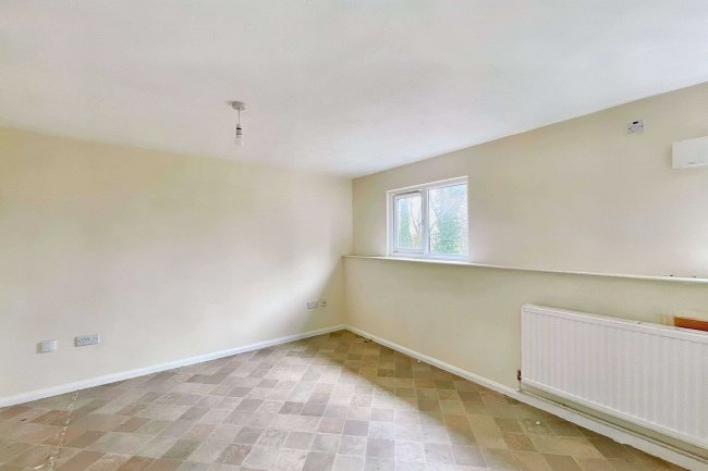 Flat 34 Atholl Court & Garage, Kingsway Gardens, Andover, SP10 4BB 3