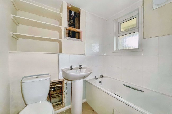 Flat 34 Atholl Court & Garage, Kingsway Gardens, Andover, SP10 4BB 3