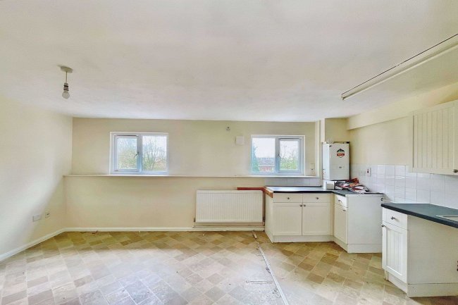 Flat 34 Atholl Court & Garage, Kingsway Gardens, Andover, SP10 4BB 3