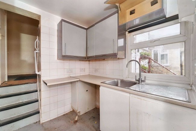 First Floor Flat, 81A Maswell Park Crescent, Hounslow, Middlesex, TW3 2DS 3