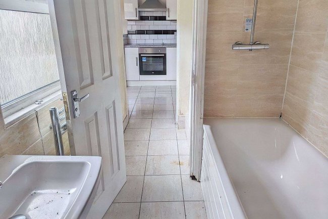 100 Mitcham Road, Croydon, CR0 3RJ 6