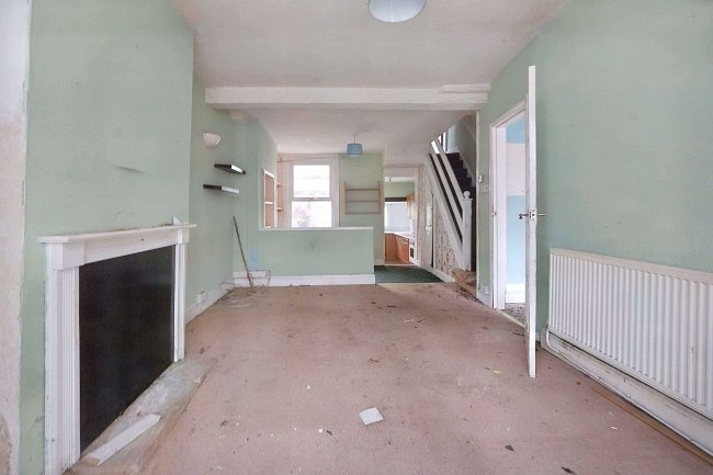 11 Bradstone New Road, Folkestone, CT20 1HP 3