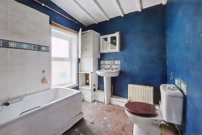 11 Bradstone New Road, Folkestone, CT20 1HP 3