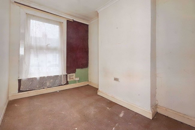 11 Bradstone New Road, Folkestone, CT20 1HP 3