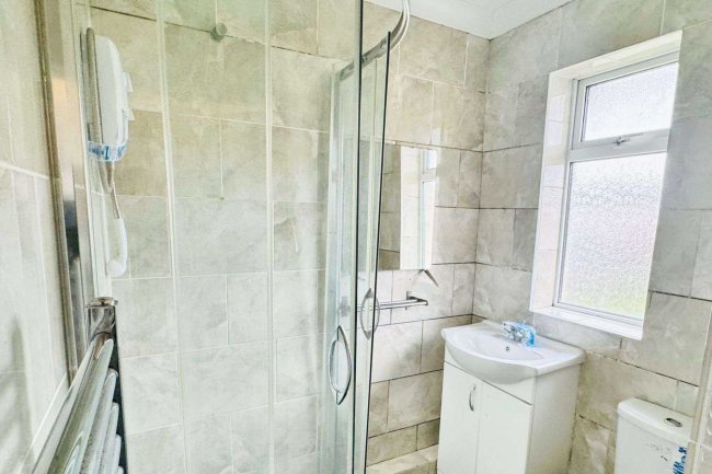 261 Burgess Road, Southampton, SO16 3HF 1