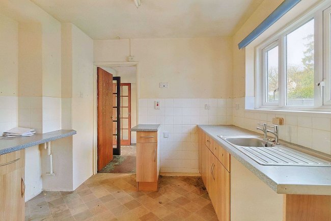 61 Hedge End Road, Andover, SP10 2DJ 7