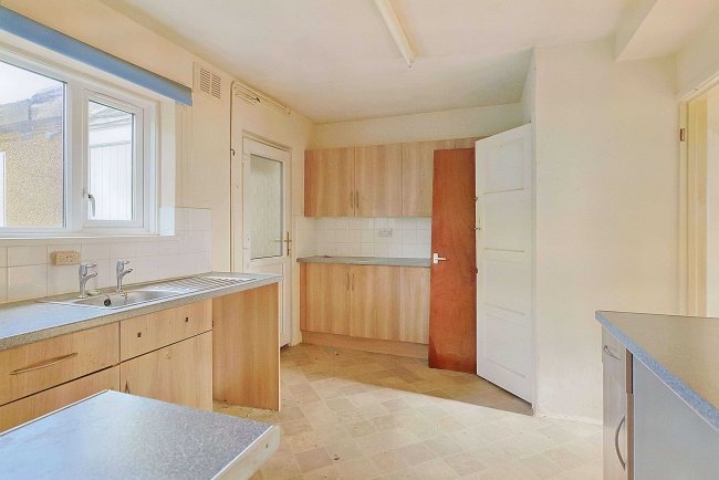 61 Hedge End Road, Andover, SP10 2DJ 7