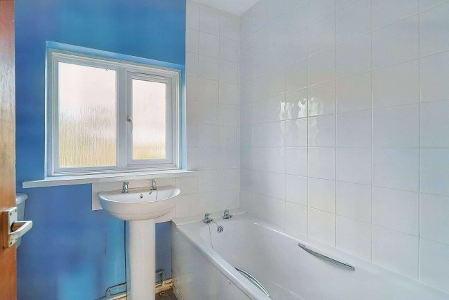 61 Hedge End Road, Andover, SP10 2DJ 7