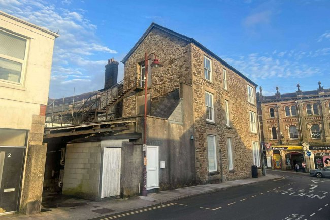31-32 Fore Street, Redruth, Cornwall, TR15 2AE 3