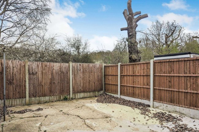 15a Copper Beach Close, Ilford, Essex, IG5 0RX 2