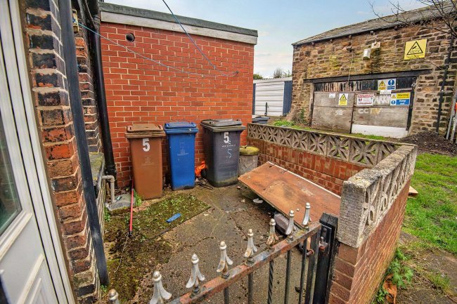 5 Station Road, Barnsley, South Yorkshire S70 6DE 2