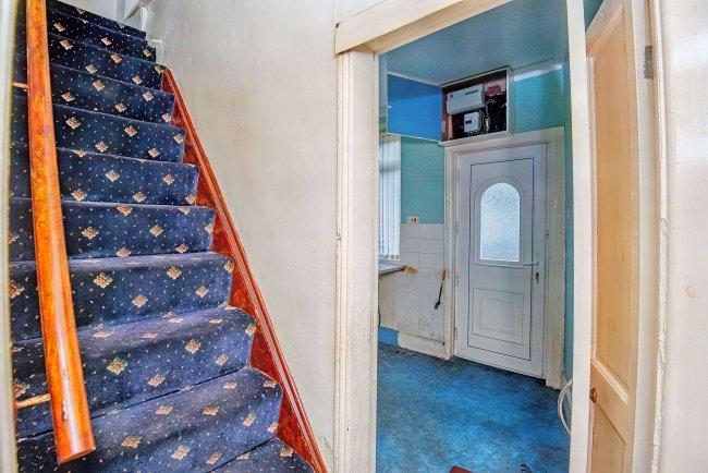 5 Station Road, Barnsley, South Yorkshire S70 6DE 2