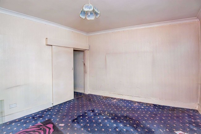 5 Station Road, Barnsley, South Yorkshire S70 6DE 2