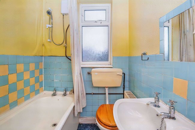 5 Station Road, Barnsley, South Yorkshire S70 6DE 2