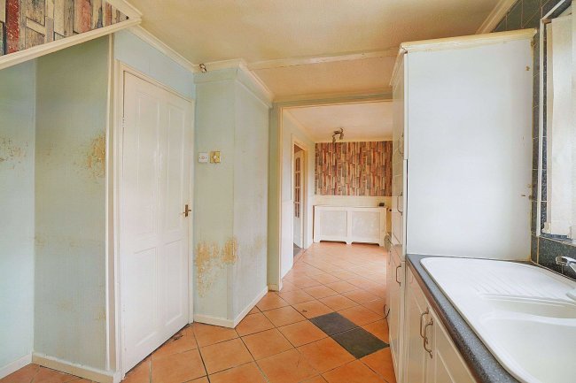 6 Northall Avenue, Nottingham NG6 8FJ 1