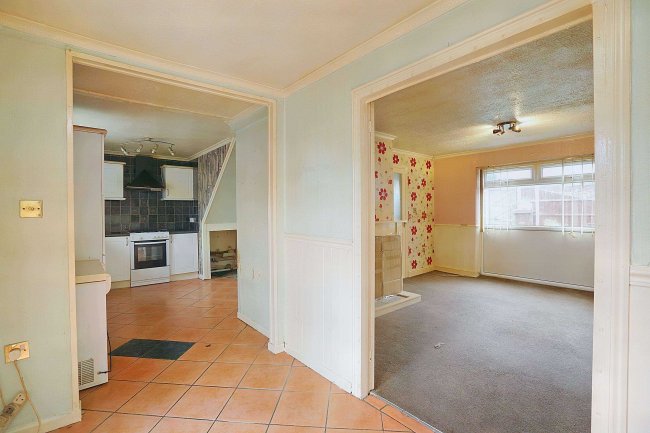 6 Northall Avenue, Nottingham NG6 8FJ 1