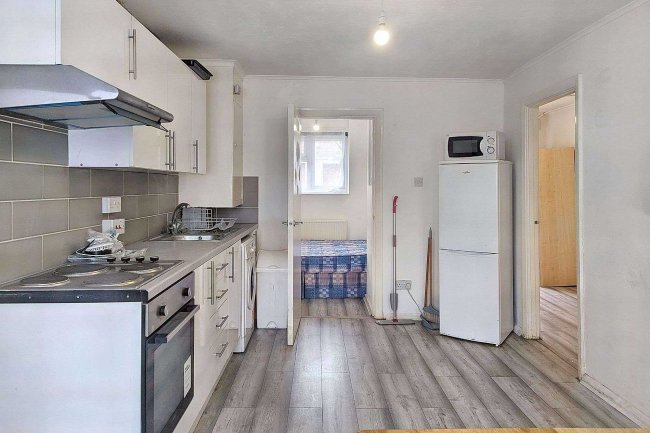 378 Bensham Lane, Thornton Heath, Croydon, CR7 7EQ 4