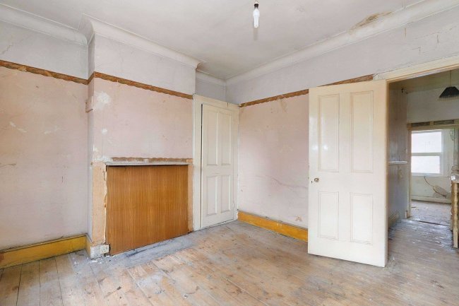 35 Crescent Road, Leyton, London, E10 5JJ 6