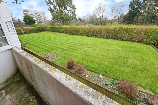 24 Whittington Court, Alymer Road,  East Finchley, London N2 0BT 8