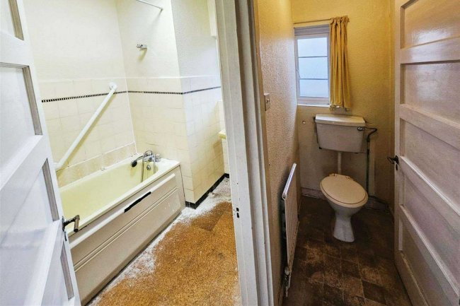 24 Whittington Court, Alymer Road,  East Finchley, London N2 0BT 8