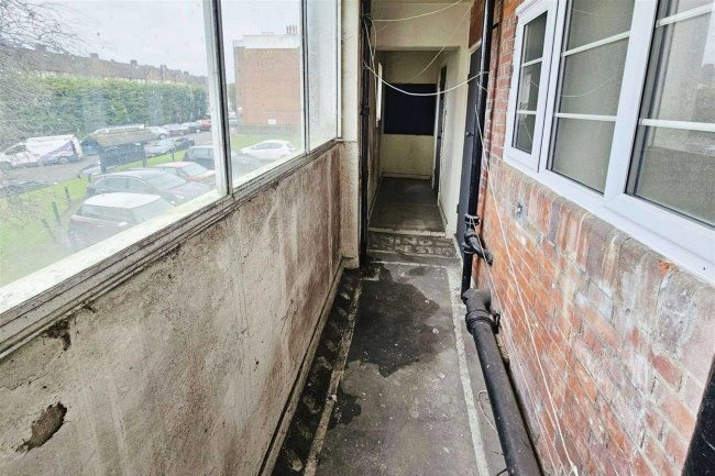 24 Whittington Court, Alymer Road,  East Finchley, London N2 0BT 8