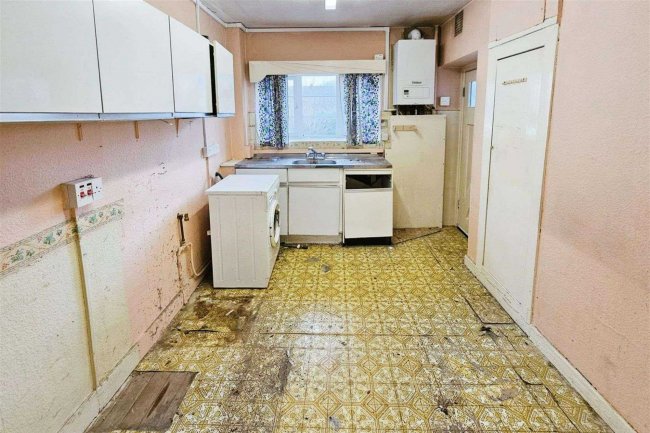 24 Whittington Court, Alymer Road,  East Finchley, London N2 0BT 8