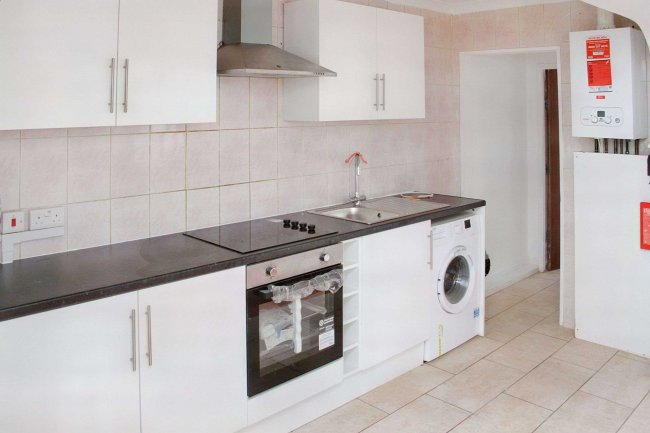 Flat 2, 206 High Street South, East Ham, London, E6 3RR 5