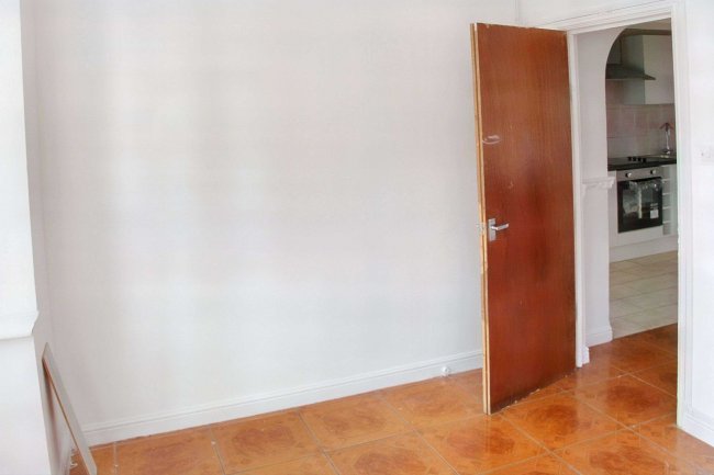 Flat 2, 206 High Street South, East Ham, London, E6 3RR 5