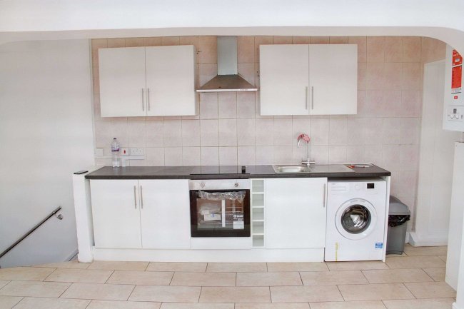 Flat 2, 206 High Street South, East Ham, London, E6 3RR 5
