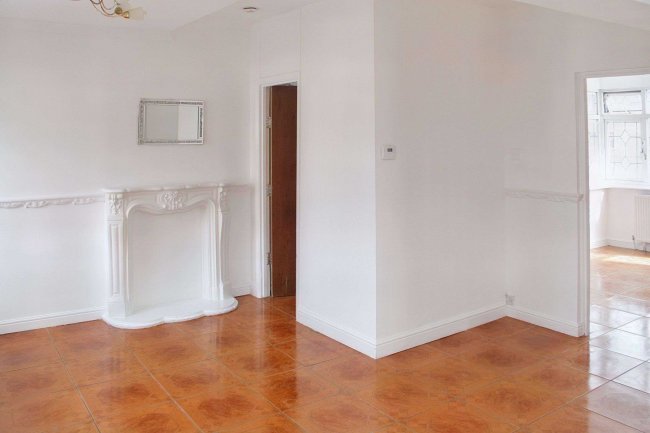 Flat 2, 206 High Street South, East Ham, London, E6 3RR 5