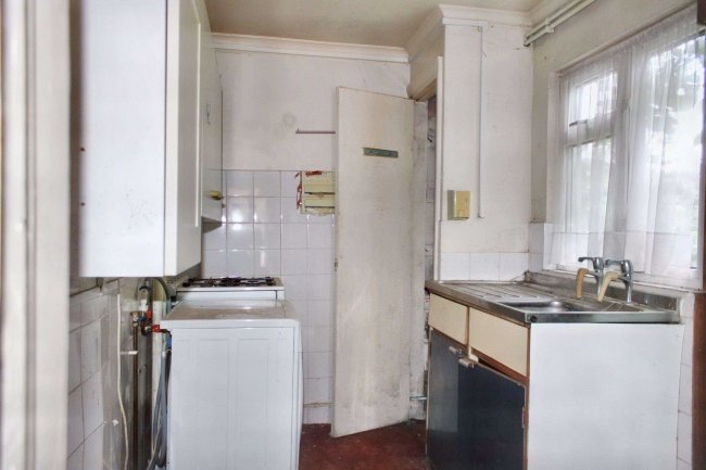 303 High Street, Gillingham, Kent, ME8 8DS 7