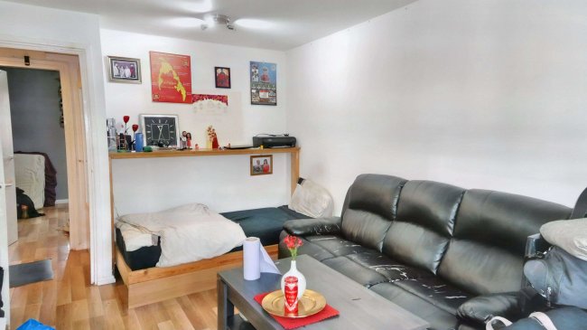 30 Pickwick Close, Hounslow, Middlesex, TW4 5ED 1