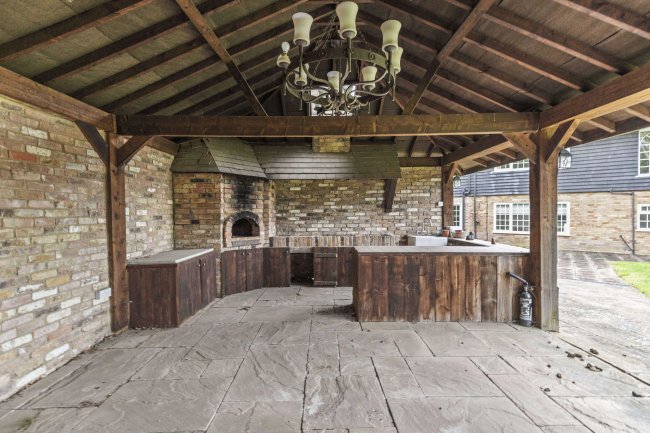 Little Acres, Foxes Lane, Brookmans Park, Hatfield, Hertfordshire, AL9 7BA 9