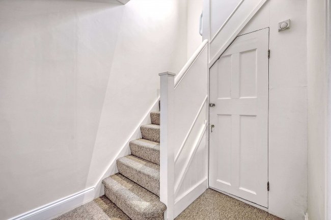 142 Squirrels Heath Road,  Romford, RM3 0LU 4