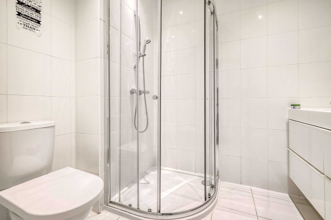 142 Squirrels Heath Road,  Romford, RM3 0LU 4