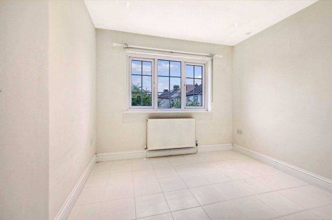 142 Squirrels Heath Road,  Romford, RM3 0LU 4