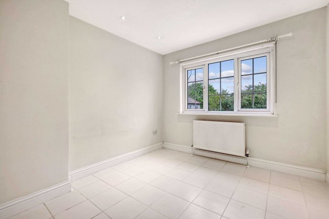 142 Squirrels Heath Road,  Romford, RM3 0LU 4