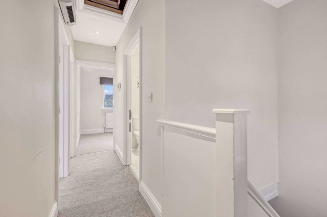 142 Squirrels Heath Road,  Romford, RM3 0LU 4