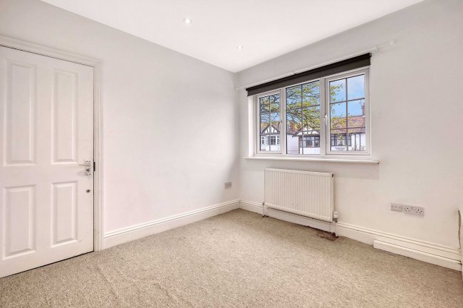 142 Squirrels Heath Road,  Romford, RM3 0LU 4