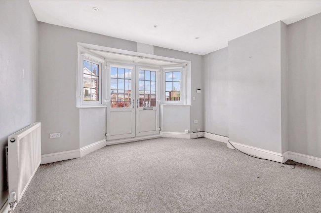 142 Squirrels Heath Road,  Romford, RM3 0LU 4