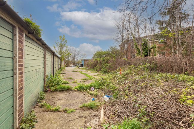 Croftside, 53 Sunny Bank, Croydon,  London, SE25 4TL 3