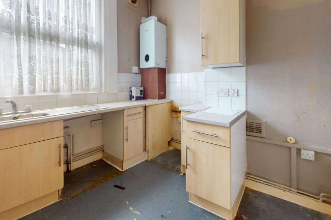 First Floor Flat, 5 Cavendish Drive, Wanstead, London, E11 1DN 7